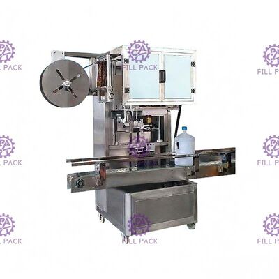 전기 1명의 맨 위 모자 소매 둥근 병 라벨 붙이는 사람